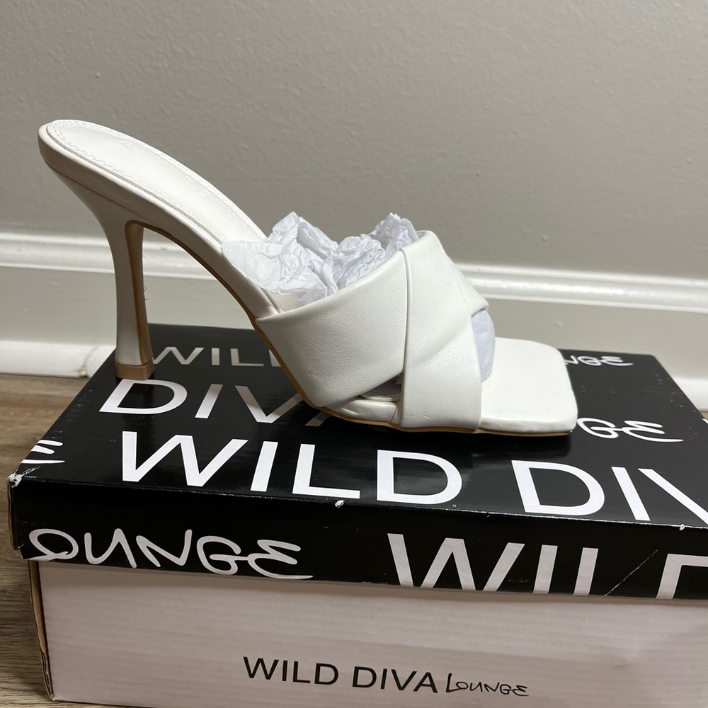 Ladies sandals size 7 Never worn Man Made Material